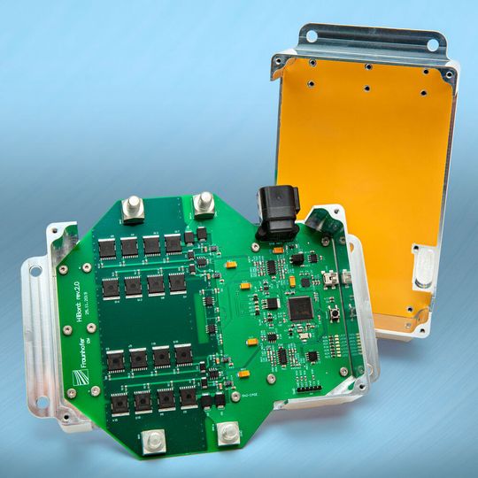 Stellt einen Notbetrieb in autonomen Fahrzeugen sicher: Das von Fraunhofer-Forscher und Partnern entwickelte Elektronikmodul. Stellt einen Notbetrieb in autonomen Fahrzeugen sicher: Das von Fraunhofer-Forscher und Partnern entwickelte Elektronikmodul.
