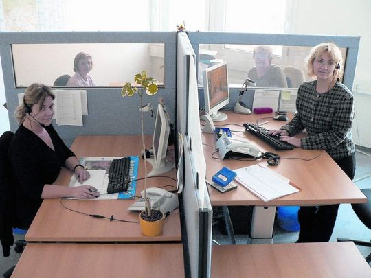 Callcenter. Zentral sollen die Bürgeranfragen entgegengenommen und individuell auf die verschiedenen Kommunikationskanäle und Zuständigkeiten verteilt werden Callcenter. Zentral sollen die Bürgeranfragen entgegengenommen und individuell auf die verschiedenen Kommunikationskanäle und Zuständigkeiten verteilt werden