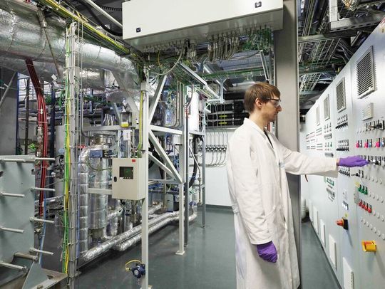 ZSW-Wissenschaftler an der Phosphorrecycling-Versuchsanlage in Stuttgart.