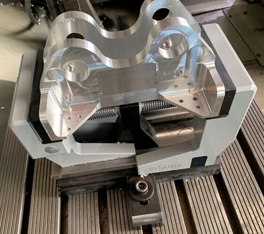 Sechs solcher Beschlagteile für Luftfahrtanwendungen sind völlig identisch auf einem der fünf Haas-CNC-Bearbeitungszentren bei Michel Zerspanungstechnik gefräst worden. Sechs solcher Beschlagteile für Luftfahrtanwendungen sind völlig identisch auf einem der fünf Haas-CNC-Bearbeitungszentren bei Michel Zerspanungstechnik gefräst worden.