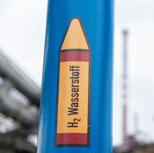 Wasserstoff ist der Schlüssel zur klimaneutralen Stahlproduktion bei Thyssenkrupp in Duisburg. Schon heute erprobt das Unternehmen den Einsatz im Hochofen. Im Hintergrund: Hochofen 8 in Duisburg Hamborn. Wasserstoff ist der Schlüssel zur klimaneutralen Stahlproduktion bei Thyssenkrupp in Duisburg. Schon heute erprobt das Unternehmen den Einsatz im Hochofen. Im Hintergrund: Hochofen 8 in Duisburg Hamborn.