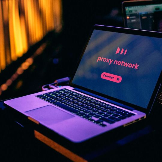 Ein Proxy ist ein Server oder eine Software, die als Vermittlerinstanz in einem Netzwerk fungiert und somit eine Stellvertreterfunktion für Netzwerkverbindungen einnimmt. Ein Proxy ist ein Server oder eine Software, die als Vermittlerinstanz in einem Netzwerk fungiert und somit eine Stellvertreterfunktion für Netzwerkverbindungen einnimmt.