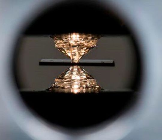 Supraleitung wird kuscheliger! Jetzt gibt es einen Materialmix, der Strom verlustfrei schon bei rund 15 °C leitet. Das klappt, wenn er zwischen zwei Diamantspitzen Laserstrahlung „empfängt“. Supraleitung wird kuscheliger! Jetzt gibt es einen Materialmix, der Strom verlustfrei schon bei rund 15 °C leitet. Das klappt, wenn er zwischen zwei Diamantspitzen Laserstrahlung „empfängt“.