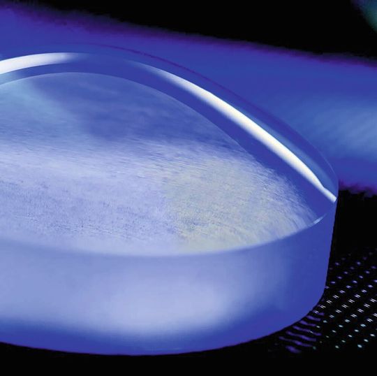 Den letzten Schliff kann der Laser besonders gut, wie die 4th Conference on Laser Polishing - LaP 2020 vom Fraunhofer-ILT in Aachen bewiesen hat. Hier eine so polierte Asphäre aus Glas. Den letzten Schliff kann der Laser besonders gut, wie die 4th Conference on Laser Polishing - LaP 2020 vom Fraunhofer-ILT in Aachen bewiesen hat. Hier eine so polierte Asphäre aus Glas.