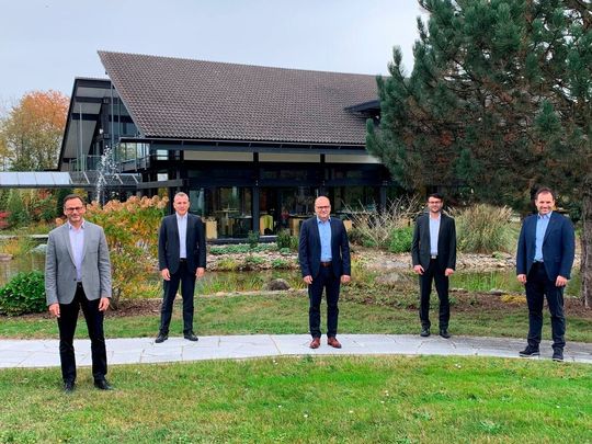 Kooperieren im Bereich des 3D-Drucks: Klaus Erdrich (Vorstand von BCT Technology), Christoph Hauck (Vorstand von Toolcraft), Jürgen Hillemann (Vorstand von BCT Technology), Uwe Schulmeister (Bereichsleiter Metall-Laserschmelzen bei Toolcraft) und Thilo Gräser (Leiter Vertrieb bei BCT Technology) (v.l.). Kooperieren im Bereich des 3D-Drucks: Klaus Erdrich (Vorstand von BCT Technology), Christoph Hauck (Vorstand von Toolcraft), Jürgen Hillemann (Vorstand von BCT Technology), Uwe Schulmeister (Bereichsleiter Metall-Laserschmelzen bei Toolcraft) und Thilo Gräser (Leiter Vertrieb bei BCT Technology) (v.l.).