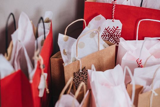 Die Verlängerung des Lockdowns scheint das Kaufverhalten der Konsumenten stark beeinflusst zu haben. Wer Geschenke kauft, wird diese größtenteils online erwerben. Die Verlängerung des Lockdowns scheint das Kaufverhalten der Konsumenten stark beeinflusst zu haben. Wer Geschenke kauft, wird diese größtenteils online erwerben.
