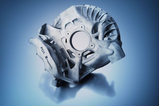 Auftagt für die Serienfertigung mit 3D-Druck. Die Radaufhängung wurde von Fiat Chrysler und dem Fraunhofer IAPT in einem Stück additiv gefertigt. Auftagt für die Serienfertigung mit 3D-Druck. Die Radaufhängung wurde von Fiat Chrysler und dem Fraunhofer IAPT in einem Stück additiv gefertigt.