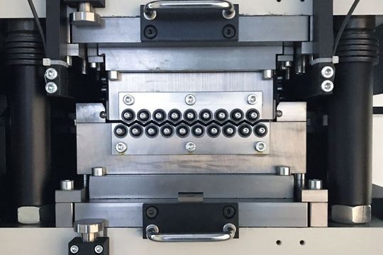 Besonders in der Elektro- und Elektronikindustrie gefragt: Mehr als 1000 Richtmaschinen mit Walzendurchmesser 18 mm von Kohler richten Bänder für die Weiterverarbeitung zu Steckern und Rotor-Stator-Blechen. Besonders in der Elektro- und Elektronikindustrie gefragt: Mehr als 1000 Richtmaschinen mit Walzendurchmesser 18 mm von Kohler richten Bänder für die Weiterverarbeitung zu Steckern und Rotor-Stator-Blechen.