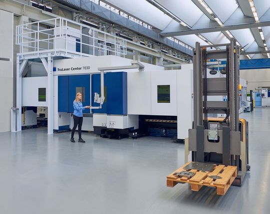 Ein Flurförderzeug von Jungheinrich transportiert in einer „Smart Factory“ von Trumpf Teile auf einer Europalette fahrerlos zu den einzelnen Bearbeitungsmaschinen. Ein Flurförderzeug von Jungheinrich transportiert in einer „Smart Factory“ von Trumpf Teile auf einer Europalette fahrerlos zu den einzelnen Bearbeitungsmaschinen.
