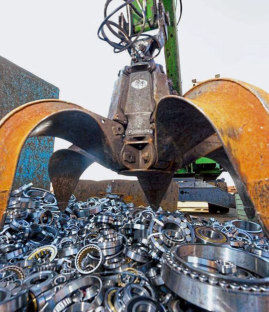 Vernichtungsanspruch: Dieses Bild zeigt, wie Schaeffler vor einigen Jahren 26 t gefälschte Wälzlager zerstörte.