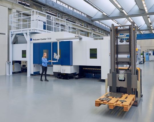 Ein Flurförderzeug von Jungheinrich transportiert in einer Smart Factory von Trumpf Teile auf einer Europalette fahrerlos zu den einzelnen Bearbeitungsmaschinen. Ein Flurförderzeug von Jungheinrich transportiert in einer Smart Factory von Trumpf Teile auf einer Europalette fahrerlos zu den einzelnen Bearbeitungsmaschinen.
