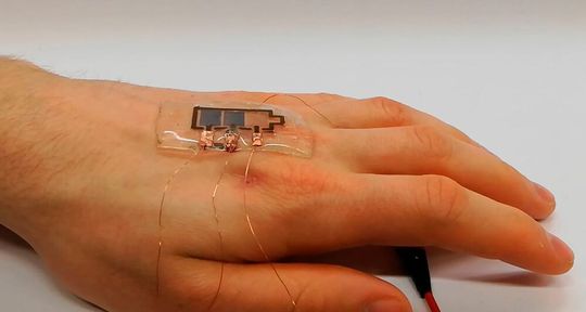 Kompostierbare Displays machen jetzt die Elektronik nachhaltiger! Wie man sieht, können sie problemlos am Körper getragen werden. Forscher am KIT haben sie entwickelt und fertigen sie durch Drucken. Kompostierbare Displays machen jetzt die Elektronik nachhaltiger! Wie man sieht, können sie problemlos am Körper getragen werden. Forscher am KIT haben sie entwickelt und fertigen sie durch Drucken.