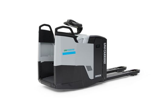 Mit Heckeinstieg: Der neue Niederhubwagen PLR von Unicarriers verfügt zum besseren Be- und Entladen über eine elektrisch verstellbare, gefederte Fahrerstandplattform. Mit Heckeinstieg: Der neue Niederhubwagen PLR von Unicarriers verfügt zum besseren Be- und Entladen über eine elektrisch verstellbare, gefederte Fahrerstandplattform.