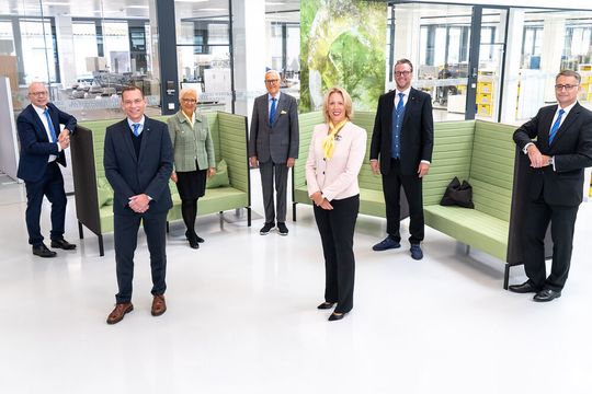 Für das kommende Geschäftsjahr erwartet Harting trotz weiter kritischer Lage ein moderates Umsatzplus. Im Bild der Vorstand (v.l.): Michael Pütz, Andreas Conrad, Margrit Harting, Dietmar Harting, Maresa Harting-Hertz, Philip Harting und Kurt Bettenhausen. Für das kommende Geschäftsjahr erwartet Harting trotz weiter kritischer Lage ein moderates Umsatzplus. Im Bild der Vorstand (v.l.): Michael Pütz, Andreas Conrad, Margrit Harting, Dietmar Harting, Maresa Harting-Hertz, Philip Harting und Kurt Bettenhausen.