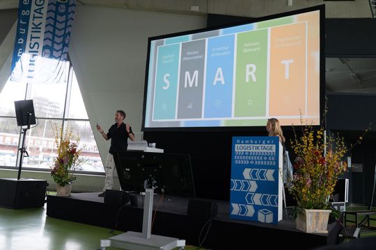 „SMART“ ging es zu während der 18. Hamburger Logistiktage im Cruise Center Altona mit Blick auf die Elbe. „SMART“ ging es zu während der 18. Hamburger Logistiktage im Cruise Center Altona mit Blick auf die Elbe.
