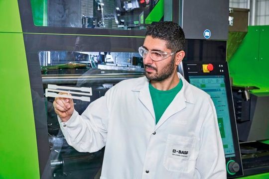 Batteriezukunft, Kunststoffrecycling und nachwachsende Rohstoffe sind die Treiber für die Kreislaufwirtschaft. BASF startet mit Blick auf diese ein entsprechendes, ambitioniertes Programm... Batteriezukunft, Kunststoffrecycling und nachwachsende Rohstoffe sind die Treiber für die Kreislaufwirtschaft. BASF startet mit Blick auf diese ein entsprechendes, ambitioniertes Programm...