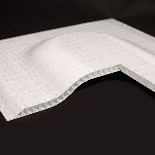 Die Organosandwich-Technologie ermöglicht die effiziente Fertigung von leichten Bauteilen. Mit zusätzlich stoffschlüssig angebundenen metallischen Decklagen sollen demnächst auch kritische Oberflächenanforderungen erfüllt werden können.