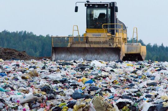 Nicht-recycelbare Produkte dürfen nicht mehr unbehandelt deponiert oder ins Ausland exportiert werden. Nicht-recycelbare Produkte dürfen nicht mehr unbehandelt deponiert oder ins Ausland exportiert werden.