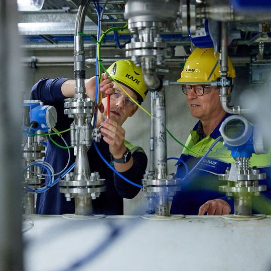 Rasmus Kærsgaard (links), Betriebsleiter bei Quantafuel, und Dr. Michael Bachtler (rechts), der am Chemcycling-Projekt der BASF arbeitet, auf einem Rundgang durch die Pyrolyse- und Aufreinigungsanlage von Quantafuel in Skive, Dänemark. Rasmus Kærsgaard (links), Betriebsleiter bei Quantafuel, und Dr. Michael Bachtler (rechts), der am Chemcycling-Projekt der BASF arbeitet, auf einem Rundgang durch die Pyrolyse- und Aufreinigungsanlage von Quantafuel in Skive, Dänemark.