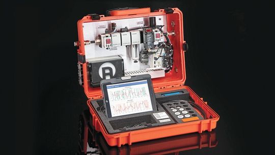 IIoT to go: Der Aventics Smart Pneumatics Analyzer von Emerson kann an eine Maschine angeschlossen werden, um die Leistungsdaten zu erhalten. IIoT to go: Der Aventics Smart Pneumatics Analyzer von Emerson kann an eine Maschine angeschlossen werden, um die Leistungsdaten zu erhalten.