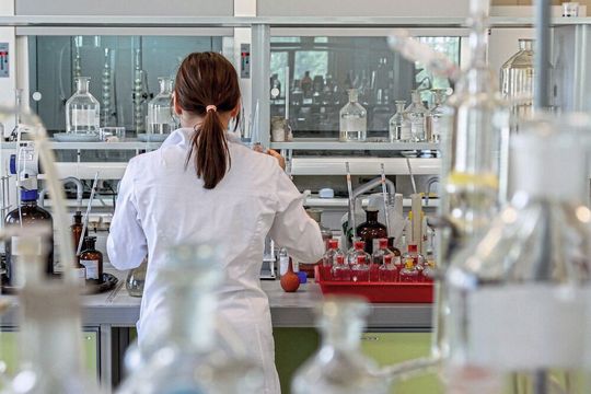 Die Schering-Stiftung zeichnet herausragende Wissenschaftler mit dem Ernst-Schering-Preis und dem Friedmund-Neumann-Preis aus. Die Schering-Stiftung zeichnet herausragende Wissenschaftler mit dem Ernst-Schering-Preis und dem Friedmund-Neumann-Preis aus.