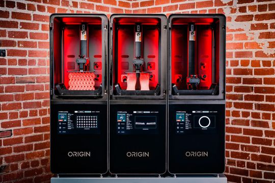 Der 3D-Drucker Origin One ermöglicht es den Kunden, Bauteile mit branchenführender Präzision, Beständigkeit, Größe und Detailgenauigkeit herzustellen und dabei eine breite Palette langlebiger Kunststoffe zu verwenden. Der 3D-Drucker Origin One ermöglicht es den Kunden, Bauteile mit branchenführender Präzision, Beständigkeit, Größe und Detailgenauigkeit herzustellen und dabei eine breite Palette langlebiger Kunststoffe zu verwenden.