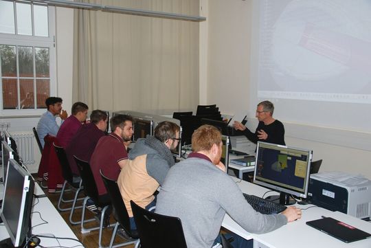 Hochkonzentriertes Arbeiten: Die Schüler üben mit dem 3-D-CAD-Programm Catia V5 die digitale Konstruktion von Bauteilen. Hochkonzentriertes Arbeiten: Die Schüler üben mit dem 3-D-CAD-Programm Catia V5 die digitale Konstruktion von Bauteilen.