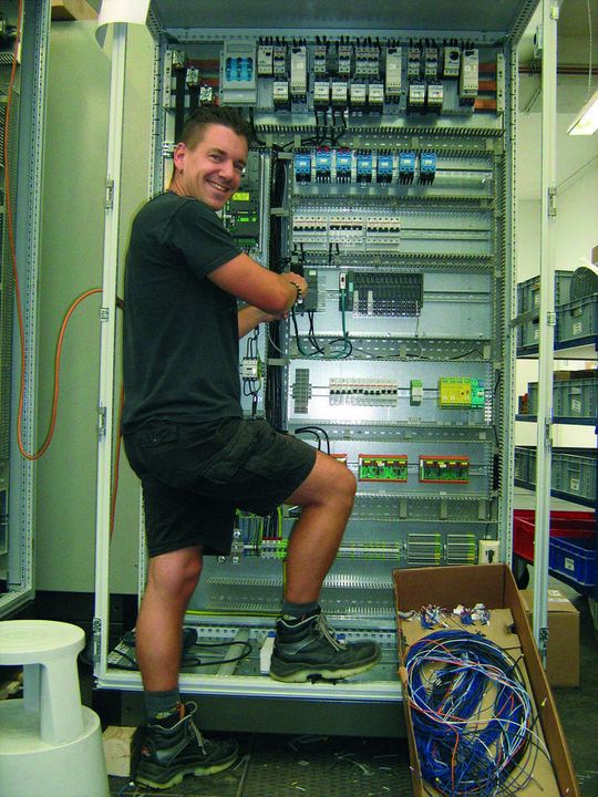 Eindeutige Fertigungsunterlagen unterstützen Günter Schmitz bei den Verdrahtungsarbeiten im Schaltschrank. Eindeutige Fertigungsunterlagen unterstützen Günter Schmitz bei den Verdrahtungsarbeiten im Schaltschrank.