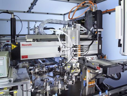 Mit dem camoLINE-Baukasten lassen sich Mehrachsbewegungs-Systeme mit elektrischen und pneumatischen Achsen realisieren. Bilder: Bosch Rexroth Mit dem camoLINE-Baukasten lassen sich Mehrachsbewegungs-Systeme mit elektrischen und pneumatischen Achsen realisieren. Bilder: Bosch Rexroth