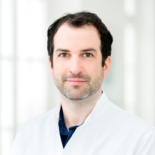 Alexander Meyer ist Informatiker und in Ausbildung zum Facharzt für Herzchirurgie am Deutschen Herzzentrum Berlin (DHZB) Alexander Meyer ist Informatiker und in Ausbildung zum Facharzt für Herzchirurgie am Deutschen Herzzentrum Berlin (DHZB)