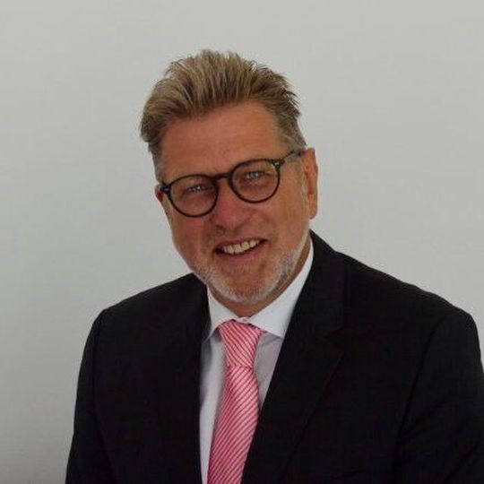 Andreas Scheffer ist der neue Deutschlandchef des britischen KI-Chip-Herstellers Graphcore. Zuvor hat er das Deutschlandgeschäft von Xilinx geleitet. Andreas Scheffer ist der neue Deutschlandchef des britischen KI-Chip-Herstellers Graphcore. Zuvor hat er das Deutschlandgeschäft von Xilinx geleitet.