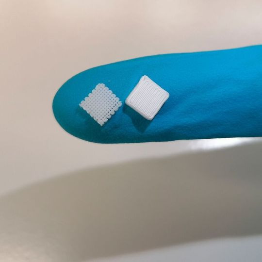 Im Inneren des mit der neuen 3-D-Druck-Methode hergestellten Materials (rechts) befindet sich ein Gittergerüst (links), in welches Tropfen einer Flüssigkeit gegeben werden können. Im Inneren des mit der neuen 3-D-Druck-Methode hergestellten Materials (rechts) befindet sich ein Gittergerüst (links), in welches Tropfen einer Flüssigkeit gegeben werden können.
