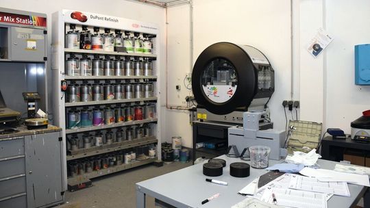 Der Rohstoffmarkt für Lacke und Farben ist unter Druck: Erhöhte Nachfrage und niedrigeres Angebot lassen die Preise steigen. Der Rohstoffmarkt für Lacke und Farben ist unter Druck: Erhöhte Nachfrage und niedrigeres Angebot lassen die Preise steigen.