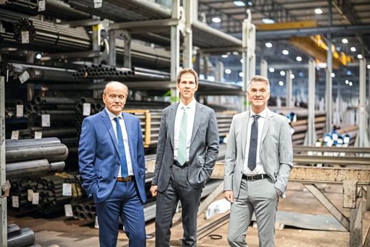 Hoberg & Driesch baut seine Aktivitäten bei der Rohranarbeitung und -weiterverarbeitung aus. Das gab Hanns-Jörg Westendorf, Geschäftsführer der Hoberg & Driesch Unternehmensgruppe (rechts), gemeinsam mit Thomas Horstmann (links) und Brandolf Schneider, den Geschäftsführern der neuen Hoberg & Driesch Processing GmbH, bekannt. Hoberg & Driesch baut seine Aktivitäten bei der Rohranarbeitung und -weiterverarbeitung aus. Das gab Hanns-Jörg Westendorf, Geschäftsführer der Hoberg & Driesch Unternehmensgruppe (rechts), gemeinsam mit Thomas Horstmann (links) und Brandolf Schneider, den Geschäftsführern der neuen Hoberg & Driesch Processing GmbH, bekannt.