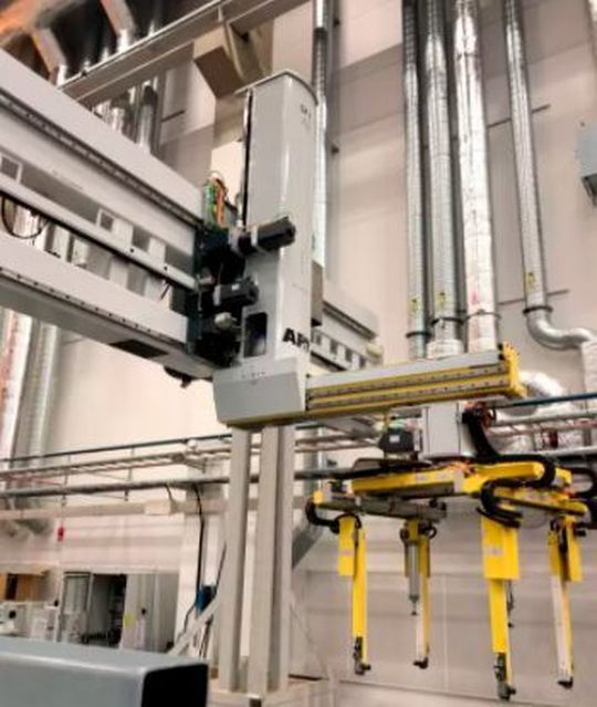 Die „End-of-Line“-Lösung von AP&T wurde für die Handhabung vieler unterschiedlich geformter Bauteile in einem schnellen und hocheffizienten Stapelprozess entwickelt. Die „End-of-Line“-Lösung von AP&T wurde für die Handhabung vieler unterschiedlich geformter Bauteile in einem schnellen und hocheffizienten Stapelprozess entwickelt.
