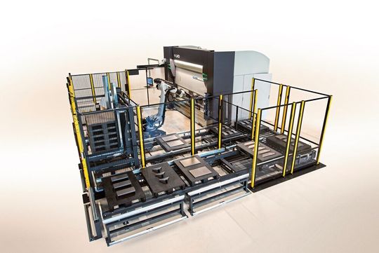 Ulti-Form verfügt über eine 135-t- Tool-Cell-Abkantpresse mit integrierten Werkzeugwechsel und einem Industrieroboter. Ulti-Form verfügt über eine 135-t- Tool-Cell-Abkantpresse mit integrierten Werkzeugwechsel und einem Industrieroboter.