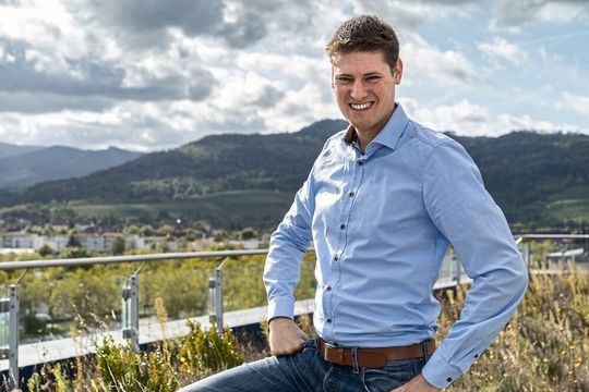 „Die Energiebedarfsplanung wird künftig immer bedeutsamer. Dabei muss eine optimale Integration der Ladeprozesse gewährleistet sein“, sagt Johannes Mayer, Geschäftsführer und Mitbegründer der Wiferion GmbH. „Die Energiebedarfsplanung wird künftig immer bedeutsamer. Dabei muss eine optimale Integration der Ladeprozesse gewährleistet sein“, sagt Johannes Mayer, Geschäftsführer und Mitbegründer der Wiferion GmbH.