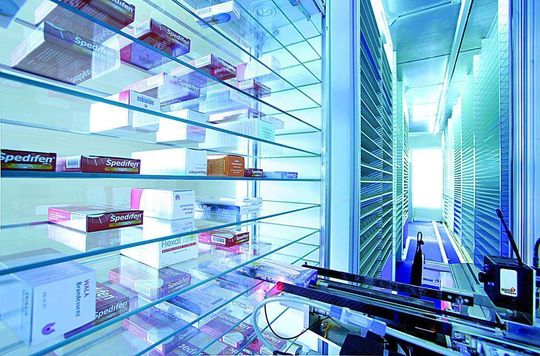 Das Medikament wird automatisch erfasst und anschließend an dem vom System vorgesehenen Lagerort platziert. Bild: Mach4 Das Medikament wird automatisch erfasst und anschließend an dem vom System vorgesehenen Lagerort platziert. Bild: Mach4