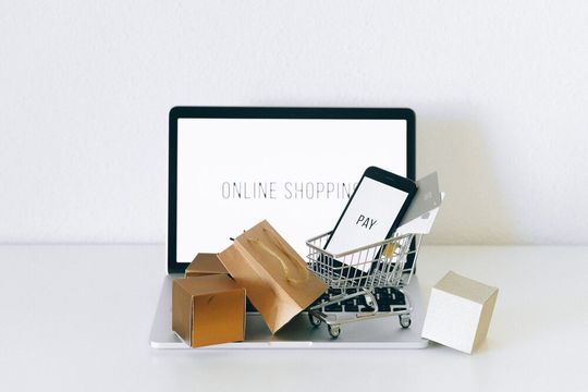 Insgesamt nutzen nach einer Studie des Digitalverbands Bitkom inzwischen 83 Prozent der Gesamtbevölkerung ab 16 Jahren das Internet zum Einkaufen. Insgesamt nutzen nach einer Studie des Digitalverbands Bitkom inzwischen 83 Prozent der Gesamtbevölkerung ab 16 Jahren das Internet zum Einkaufen.