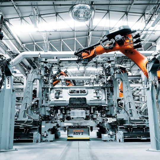 Flexibles fahrerloses Transportsystem im Lkw-Montagewerk von Mercedes-Benz Türk in Aksaray. Flexibles fahrerloses Transportsystem im Lkw-Montagewerk von Mercedes-Benz Türk in Aksaray.