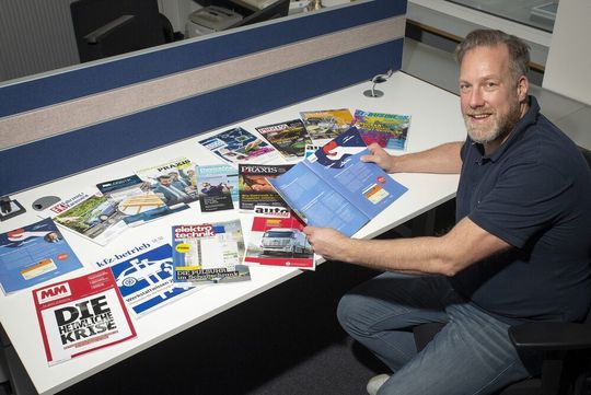 Chief Product Officer Ingo Mahl mit den Fachtiteln der VCG, in denen die Anzeige der Aktion Organspendeausweis erschienen ist.