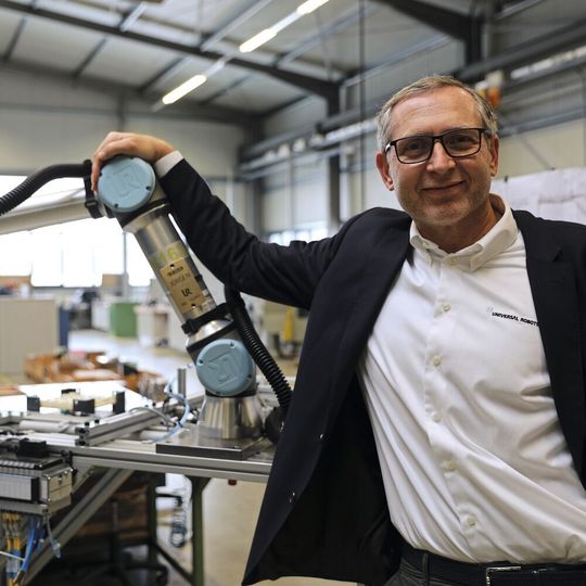 UR-CEO Jürgen von Hollen mit dem 50.000sten verkauften Cobot. UR-CEO Jürgen von Hollen mit dem 50.000sten verkauften Cobot.