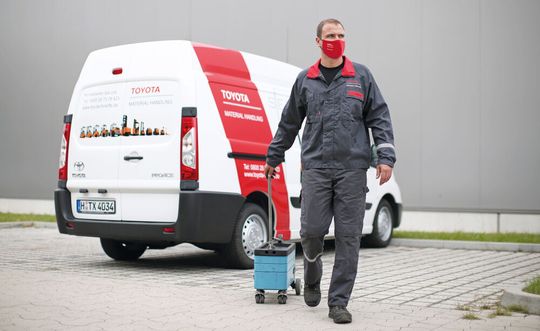 Im Innen- wie im Außendienst arbeiten Beschäftigte von Toyota Material Handling Deutschland jetzt mit dem TÜV-zertifizierten Label „Sicher gegen Corona“. Im Innen- wie im Außendienst arbeiten Beschäftigte von Toyota Material Handling Deutschland jetzt mit dem TÜV-zertifizierten Label „Sicher gegen Corona“.