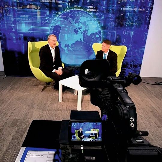 Live aus dem Studio: Zwischenfazits und Anmoderationen, wie hier von Dr. Carsten Emde vom OSADL und ELEKTRONIKPRAXIS-Chefredakteur Johann Wiesböck, fassten die jeweiligen Geschehnisse des Tages zusammen und führten die Teilnehmer in und aus den einzelnen Kongresstagen.