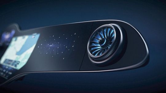 Die Benutzeroberfläche ist so gestaltet, dass die wichtigsten Funktionsbereiche direkt zugänglich sind, ohne tief in irgendwelche Menüs eintauchen zu müssen. Daimler nennt diese Ebene Zero Layer.