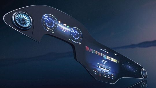 Hinter dem Deckglas sind insgesamt drei Bildschirme miteinander verbunden. Die gesamte bedienbare Fläche beträgt 2432,11 cm².