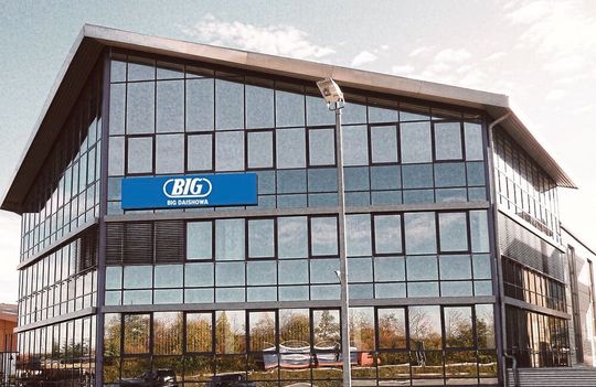 Die Big Daishowa GmbH hat ihren Sitz in Vöhringen, Baden-Württemberg. Die Big Daishowa GmbH hat ihren Sitz in Vöhringen, Baden-Württemberg.