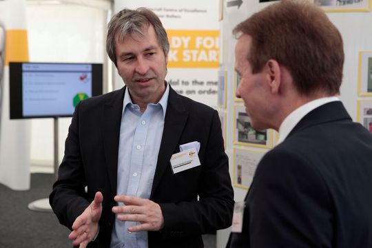 Formel-1-Pilot Heinz-Harald Frentzen (l.) im Gespräche mit Interroll-CEO Paul Zumbühl anlässlich des Besuchs einer Interroll-Hausmesse in Wermelskirchen. Formel-1-Pilot Heinz-Harald Frentzen (l.) im Gespräche mit Interroll-CEO Paul Zumbühl anlässlich des Besuchs einer Interroll-Hausmesse in Wermelskirchen.