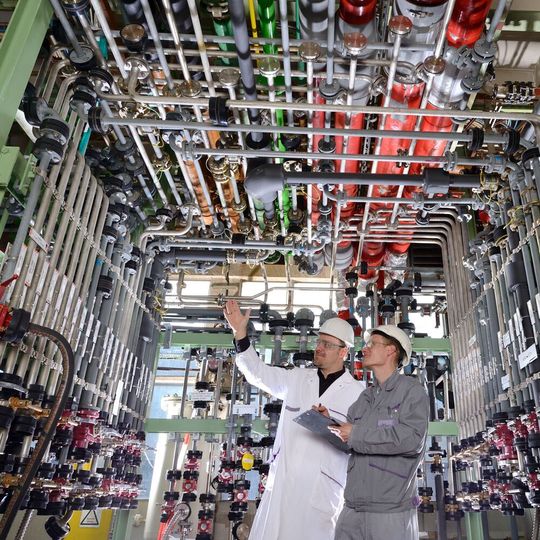 Solche Klemmbretter wird es nach der Einführung der digitalen Checklisten bei Lanxess nicht mehr geben. Die Mitarbeiter inspizieren den Rohrbahnhof im Zeto in Leverkusen. Solche Klemmbretter wird es nach der Einführung der digitalen Checklisten bei Lanxess nicht mehr geben. Die Mitarbeiter inspizieren den Rohrbahnhof im Zeto in Leverkusen.