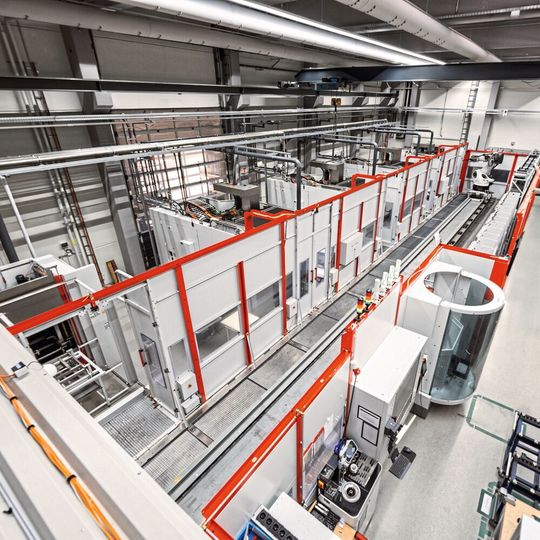 Mit der Anlage, bestehend aus vier C 42 U, Robotersystem, Reinigungseinheit und Messraum, nutzt Hofmann den vorhandenen Platz optimal aus. Mit der Anlage, bestehend aus vier C 42 U, Robotersystem, Reinigungseinheit und Messraum, nutzt Hofmann den vorhandenen Platz optimal aus.